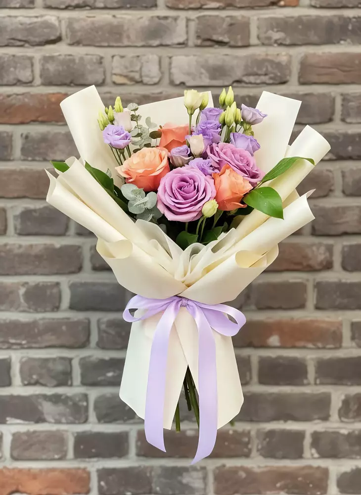 Букет цветов из: Лизиантусы и Розы в Троицкой Краснодарского края