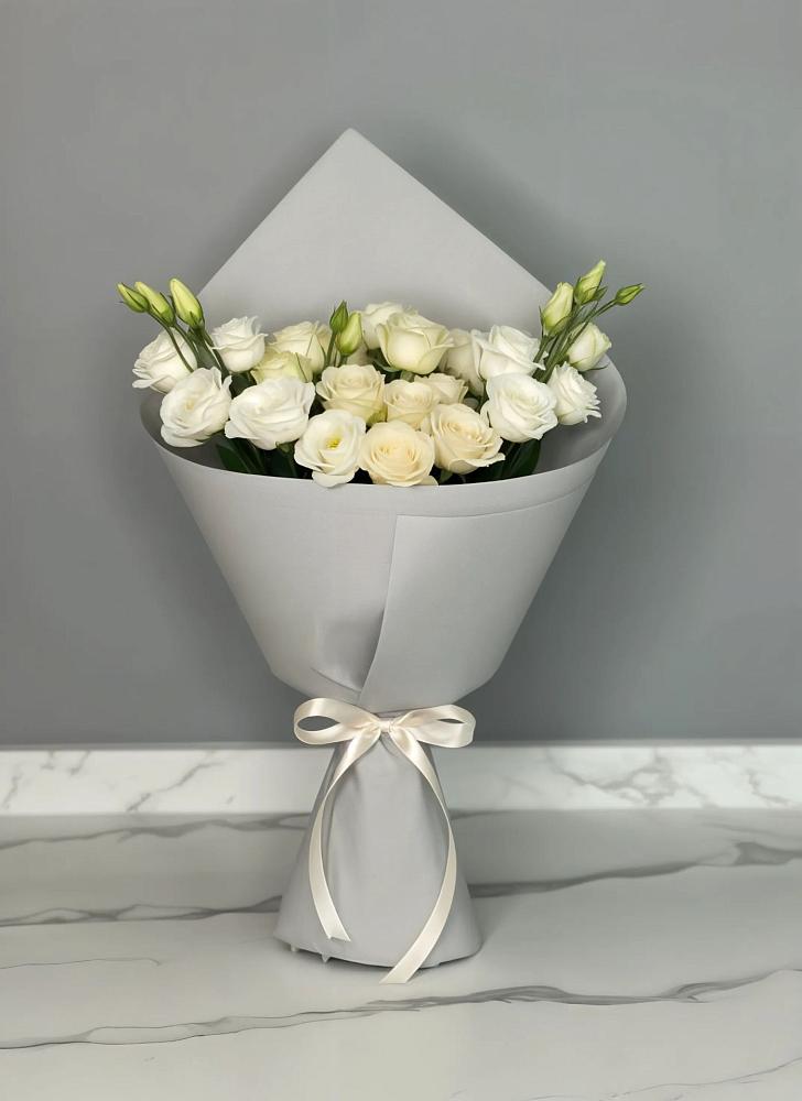 Букет цветов из: Розы и Лизиантусы в Троицкой Краснодарского края