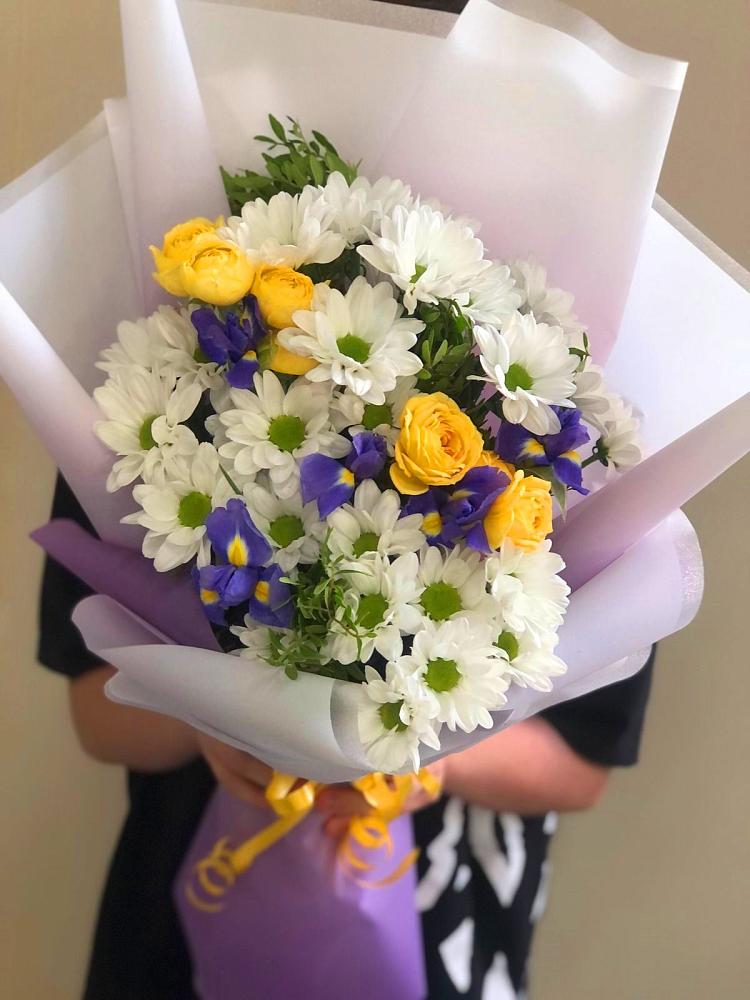 Букет цветов из: Ирисы, Хризантемы и Розы в Троицкой Краснодарского края