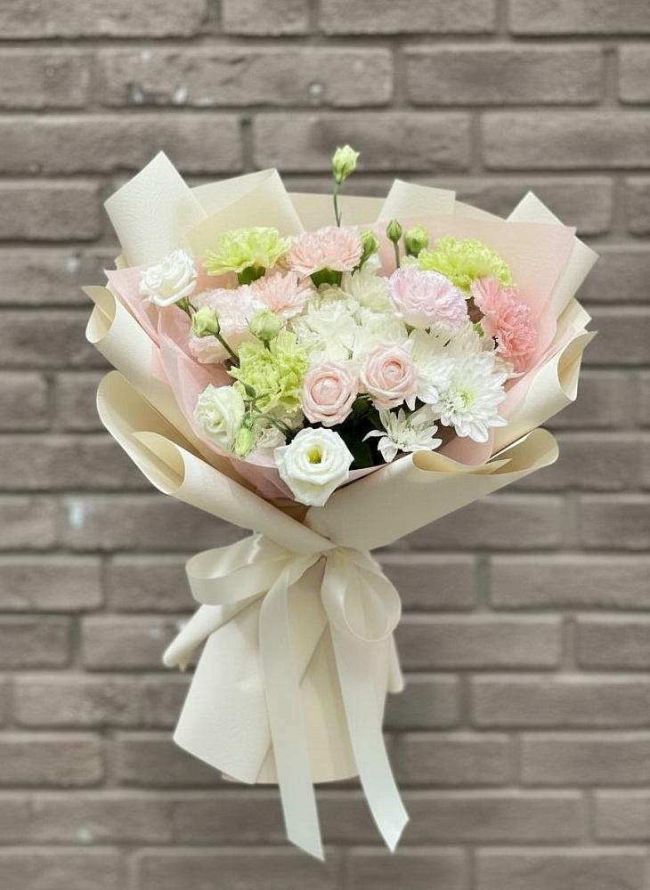 Букет цветов из: Гвоздики, Розы, Лизиантусы и Хризантемы в Троицкой Краснодарского края