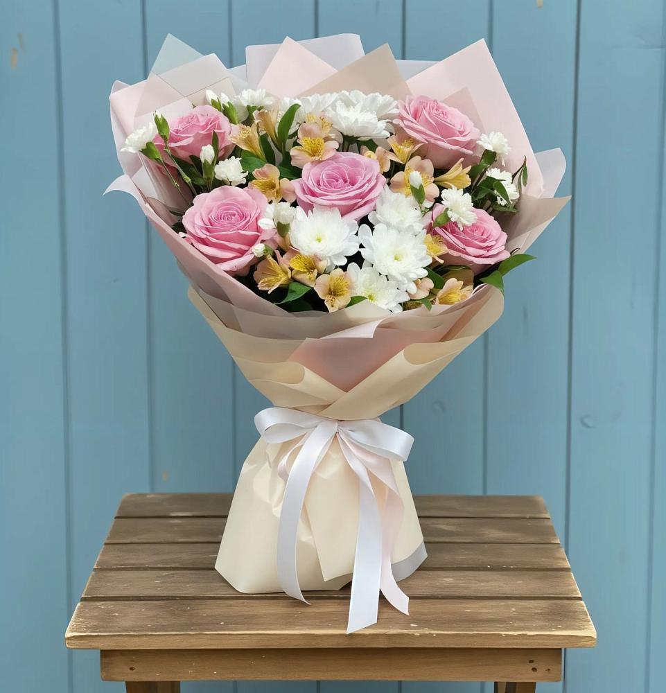 Букет цветов из: Гвоздики, Орхидеи и Розы в Троицкой Краснодарского края