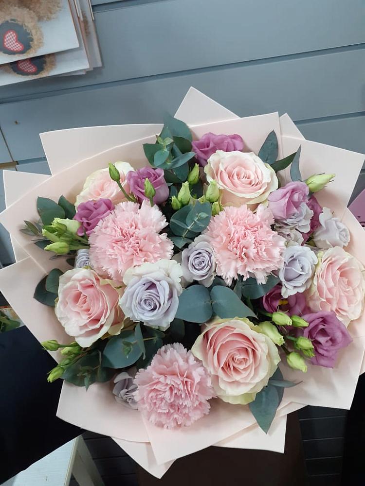 Букет цветов из: Розы, Гвоздики и Лизиантусы в Троицкой Краснодарского края